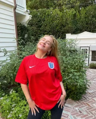 Adele posed in an England football shirt in 2021