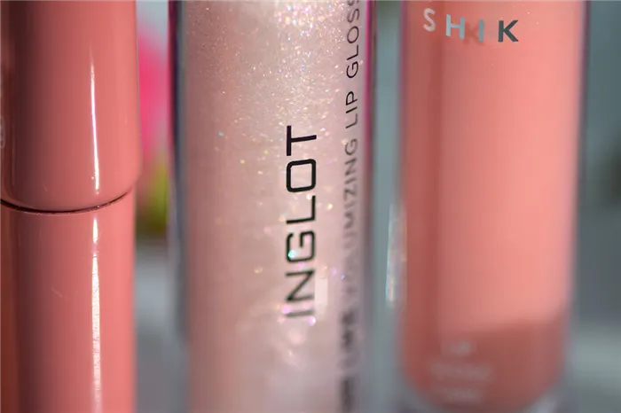 Блеск Inglot Lip gloss me Volumizing в прямом свете